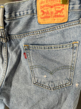 Load image into Gallery viewer, Shredded Wheat Shorts | by Levis| Size 34in
